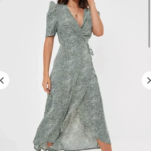 Missguided klänning - Jättefin grön mönstrad omlottklänning i stl 34 som tyvärr var för stor för mig :( alla lappar kvar! Köpare står för frakt