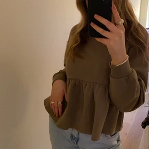 Tröja - En fin tröja i college-material med volang från Zara, säljer då den inte kommer till användning. Köparen står för frakt och tveka inte på att höra av er vid frågor!☺️