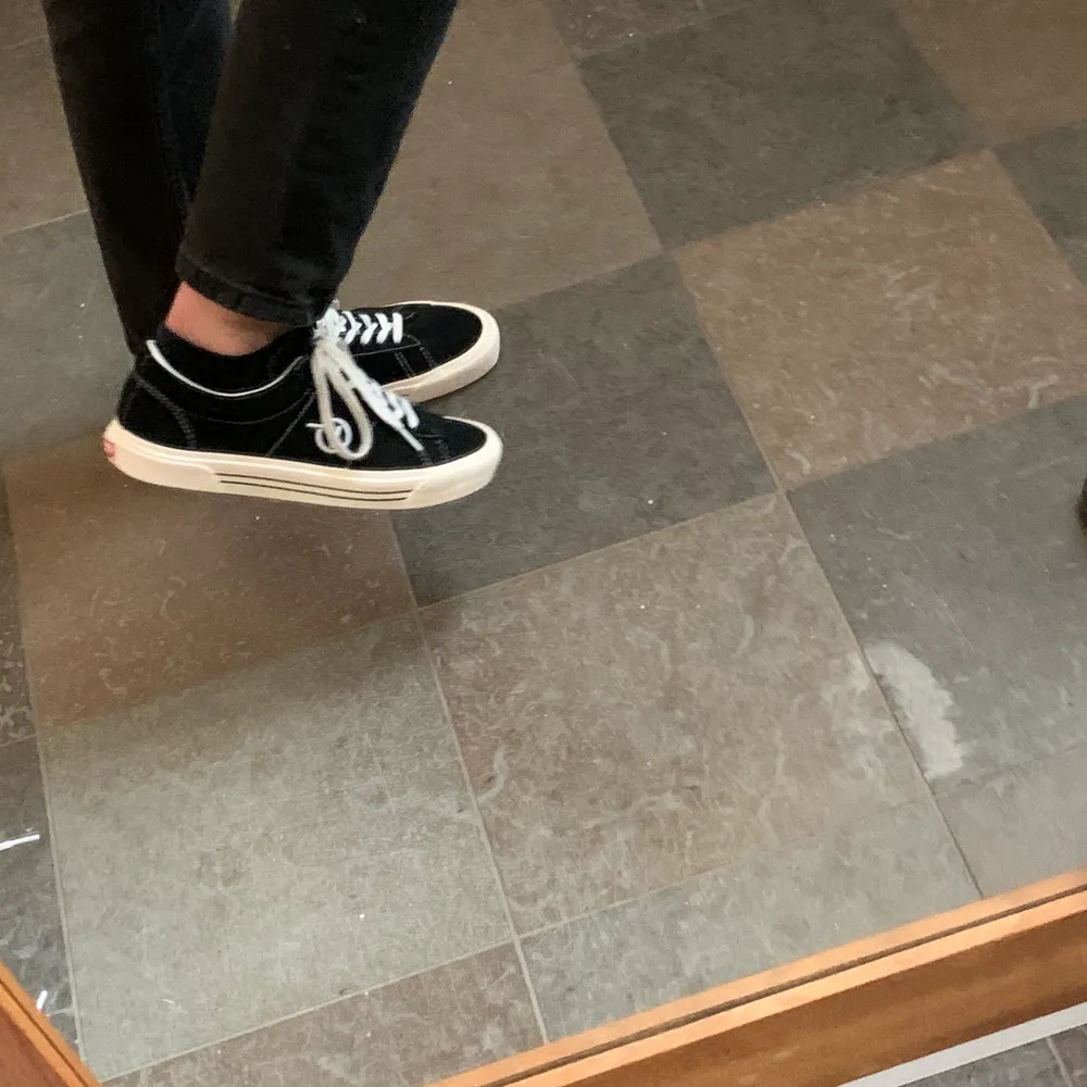 De här vans skorna är ett riktigt fräscht par som bara har använts 5 gånger. Det är inte den vanliga designen utan dessa är mocka och har sin egna sidologga. Storleken är 42.. Skor.