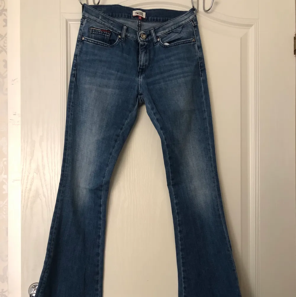 Ett par najs låga bootcut jeans köpta på Tommy Hilfiger. Mellanblå tvätt med en liten detalj på fickan. Säljs på grund av att dessa är för små för mig! Storleken är 25/32. Kan mötas upp eller leverera men då står köparen för frakten. Köp nu så du kan använda dessa snygga snygga jeans till våren och sommaren! 😇💞🥰🙏🏻 Om ni vill se fler bilder så kan ni skriva till mig privat!💜. Jeans & Byxor.