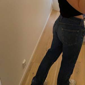 Ett par jeans från Levi i modellen 501, skitsnygga men kommer ej till användning (lite små i storleken). Köparen står för frakten men hör gärna av er vid frågor!☺️