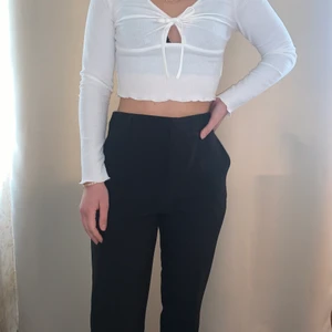 Svarta kostymbyxor  - Fina byxor från Gina tricot, får ingen användning för dem längre.