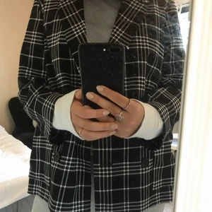 Rutig kavaj - Rutig kavaj, nästintill oanvänd! Jag har vanligtvis S och är 177 cm