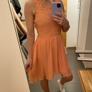 Model behaviour s/36 - Fin sommarklänning i en Peach färg. Slutar vid knäna på mig som är 160cm lång. Använd ca 5 ggr, fint skick. ! Köparen står för frakt! 