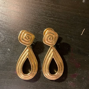 Guldiga stora örhängen  - Säljer dessa såå himla fina örhängen⭐️⭐️ Dom är sparsamt använda och har såklart byt ut pluppen till ett par nya☺️ För mer info eller bilder dm gärna mig💗