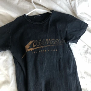 brandy Melville tröja  - T-shirt I fint material som inte kommer till användning. Passar xs och liten s. Använd ca sex gånger och har inga defekter
