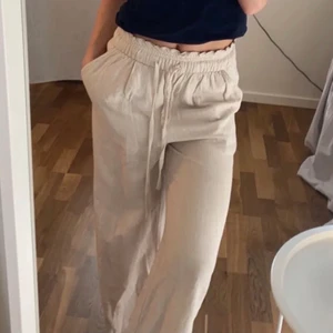 Linnebyxor  - Jättefina linnebyxor från hm. Helt slutsålda! Köpt här på plick men passade tyvärr inte... dom är uppsydda så passar någon som är ca 155-166 men går även att släppa ned dom💕 (bilderna är från förra ägaren)💕buda i kommentarerna! Köp direkt för 360🥰