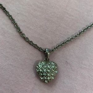 Hjärthalsband - Säljer halsband och armband i olika storlekar. 1 st - 15 kr, 2 st - 20 kr, 3st 25 kr. Frakten är densamma för alla så kolla gärna på de andra smyckena för att få allt fraktat tillsammans. 