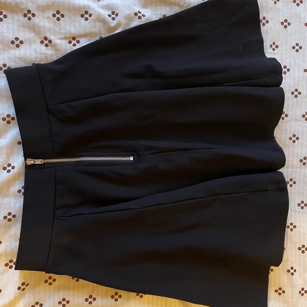 Superfin svart kjol med dragkedja baktill 🌹🌹 Oanvänd, bara testad! Säljer pga aldrig kom till användning hos mig! . Kjolar.