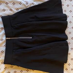 Superfin svart kjol med dragkedja baktill 🌹🌹 Oanvänd, bara testad! Säljer pga aldrig kom till användning hos mig! 