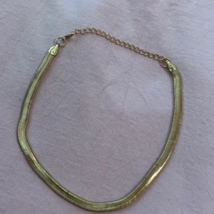 Guldig choker - Säljer halsband och armband i olika storlekar. 1 st - 15 kr, 2 st - 20 kr, 3st 25 kr. Frakten är densamma för alla så kolla gärna på de andra smyckena för att få allt fraktat tillsammans.