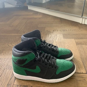 Nike Air Jordans storlek 40 - Säljer dessa Jordan1s i storlek 40 (passar mig med 39)! Har tyvärr slängt skolådan och därav det lägre priset (nypris 2200kr) Använda 2 ggr