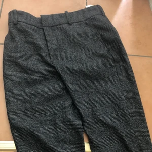Kostymbyxor - Sjukt fina kostymbyxor från zara , dock för små för mig tyvärr :( Tog bilderna ganska slarvigt så kontakta om ni vill ha bättre bilder! Pris är diskuterbart❤️