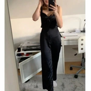 Abercrombie & Fitch Jumpsuit - Jumpsuit från Abercrombie & Fitch i sidenliknande tyg. Använd ett fåtal gånger och i gott skick. Skriv privat för fler bilder eller om du har några frågor🥰 Köparen står för frakten✨ (Läs min bio för info)