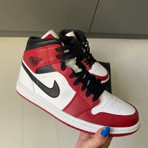 Jordan 1 - Jordans i toppskick, använda endast 1 gång. Tyvärr inte min stil därför säljer jag vidare. Självklart äkta och kvitto finns. Box medföljer. Strl 41 men funkar på mig som har strl 39 (lite stora men inga besvär). Kan mötas upp annars står köparen för frakten. 