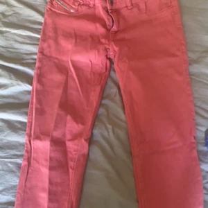 Rosa diesel jeans - Säljer ett par rosa as coola lågmidjade jeans från diesel som jag köpt secondhand⚡️💕 Finns inga brister utan är i nyskick. Byxorna är i storlek 30 och passar en typ S. 