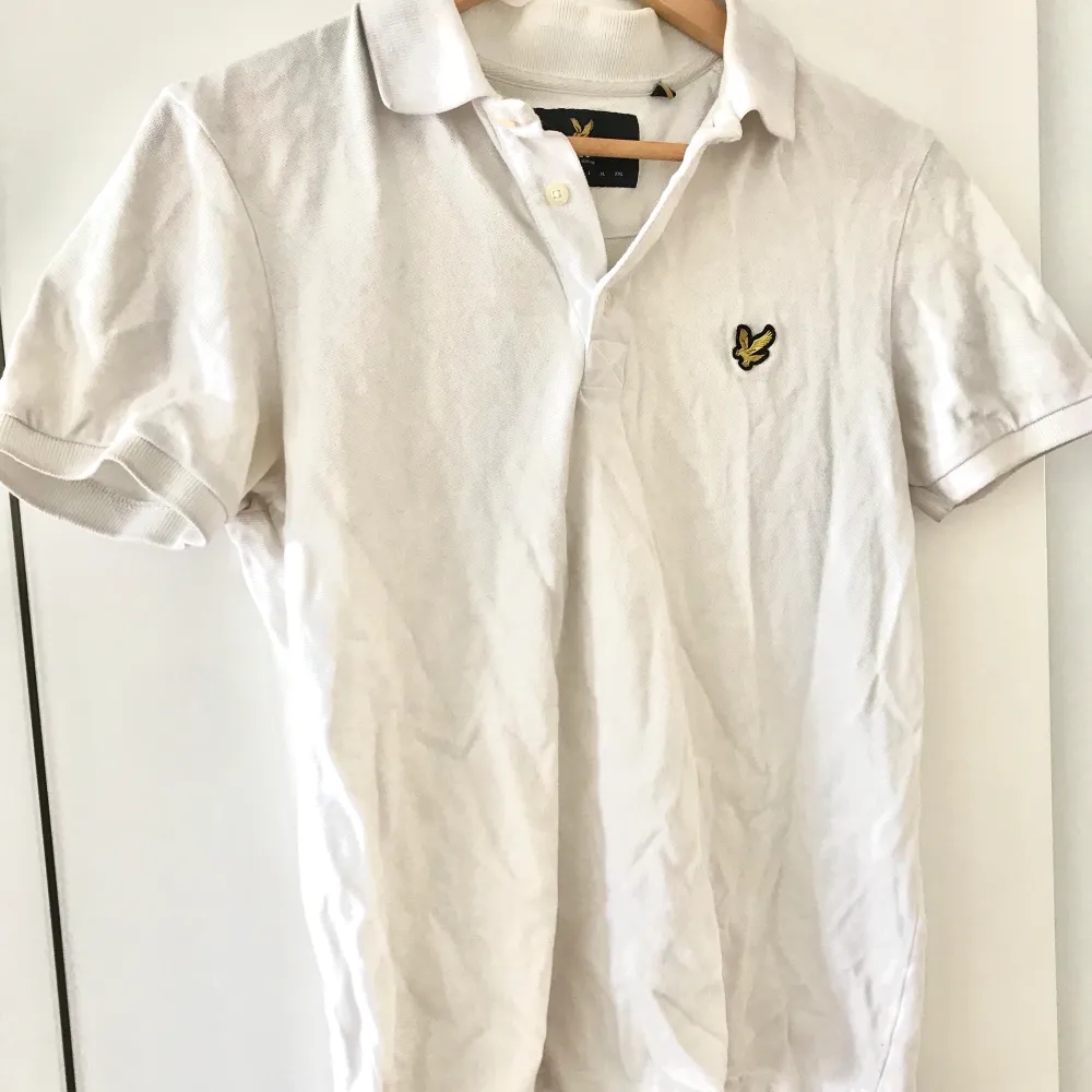 Lyle & Scott polo tröja Som ny! Sista bilden tagen på plagget som ni får den!  Strlk S 600kr i butik  Kan skickas mot frakt, fraktpriset står i nästa steg 📦 Möjligt att skicka med spårbar frakt som köparen står för.  Alla betalningar sker tryggt via Safe payment. 🤝  Inga returer, plagget säljs i befintlig skick enligt bild och beskrivning. ❌. Skjortor.