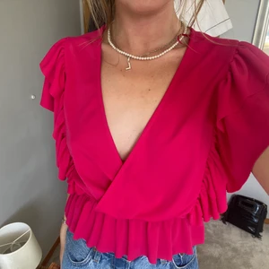 Topp från zara - Säljer denna asscoola topp från Zara som är perfekt för sommaren. Tröjan är i toppskick då den endast använts en gång! Storlek: S och säljs för 150kr💖 OBS köparen står för frakt!