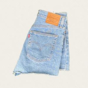 Levi’s Shorts - Jättefina shorts från Levi’s💗 Andvändna ca 2 gånger och helt i nytt skick. Dom är högmidjade med knappar istället för gylf. Täcker det den böhöver där bak och sitter som en smäck på🤎 Kontakta privat för frågor ect :)    / plus frakt