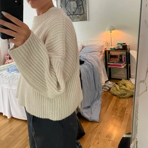 Stickad vit tröja - Säljer denna sparsamt använda stickade tröja. Perfekt o sitter lite oversized