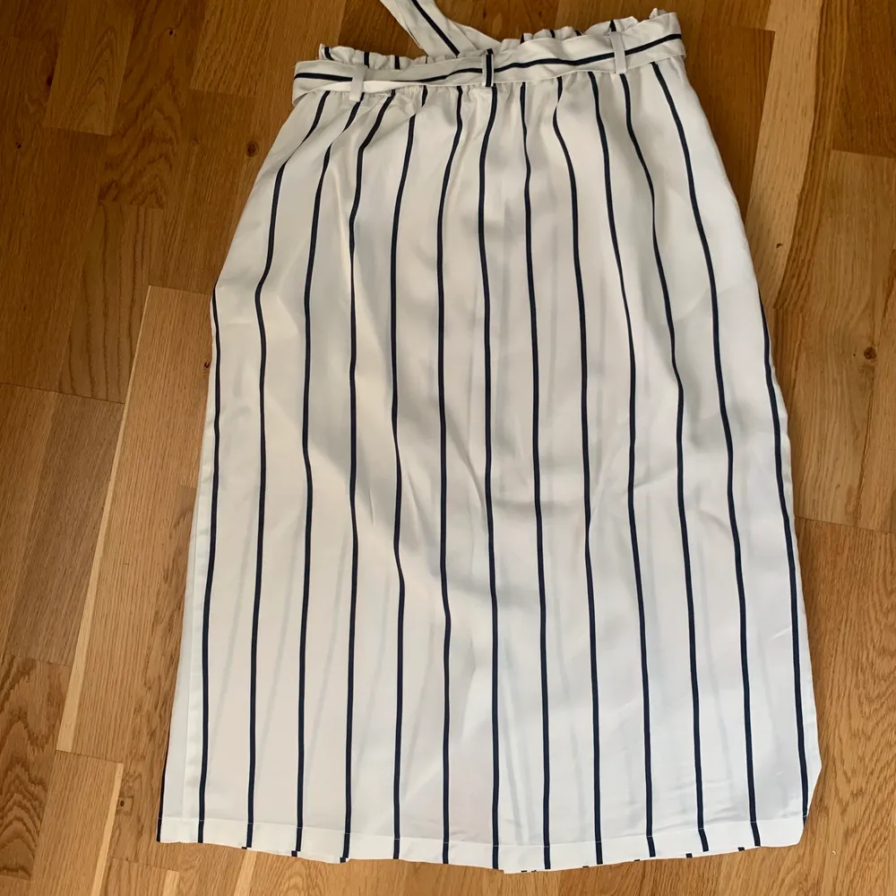 Jättefin blå och vitrandig kjol med knappar på framsidan och knyte i midjan, från h&m. Aldrig använd och storlek M, frakt tillkommer (men varierar beroende på hur mycket paketet väger) men kan mötas upp i Göteborg💕💕. Kjolar.