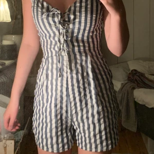 Blåvit striped Playsuit från Madlady - Randig vit och blå jumpsuit med snörning och justerbara band samt dragkedja på ryggen i strl 34 från Madlady. Frakt - 45kr🍉🍉