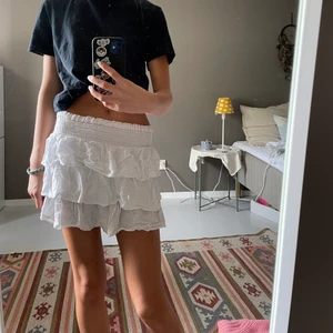 Volang kjol - Säljer min super söta vita volang kjol ifrån Hm, på bilden är den lite skryngklig men den kommer såklart vara struken innan sändning🤍super fin tills sommaren