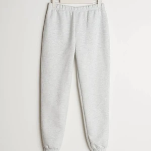 Mjukisbyxor från ginatricot storlek XS - Ett par ljusgråa mjukisbyxor från ginatricot. Är i bra skick och man får de nytvättade alltså såklart tvättar jag de innan leverans. Storlek XS.   Dessa kostar 100+frakt