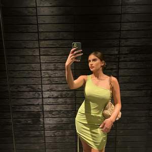 Grön kort klänning som kan justeras hur lång man vill ha den. Den är strechig! Passar S/M