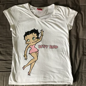 Vit Betty Boop t-shirt - Säljer denna super söta t-shirt då jag inte använder den längre! 💗 Det finns inga fläckar och trycket är i nyskick! Passar mig som har storlek S. Spårbarfrakt på 66kr är inkluderat i priset 💕 