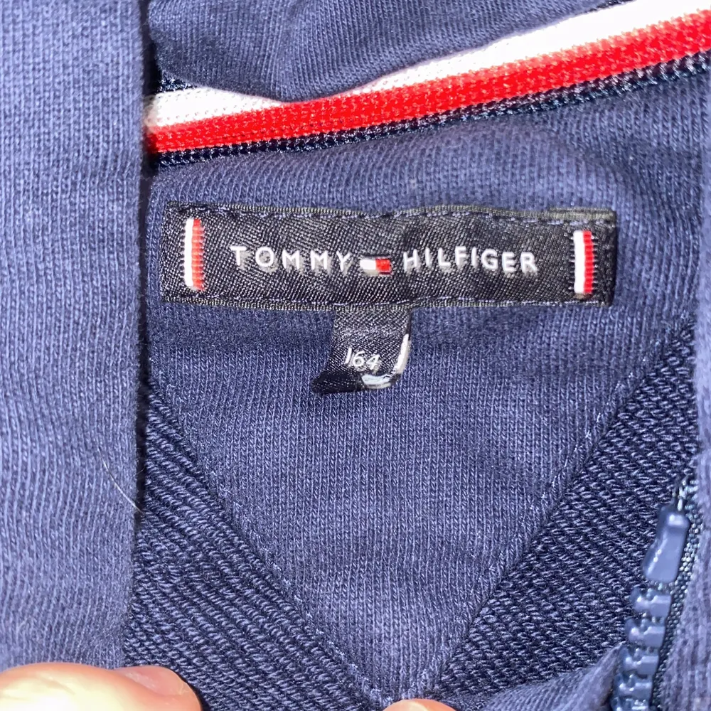  Fin mörkblå Tommy Hilfiger kosta. Har använt ett till två gånger bara 😊. Tröjor & Koftor.