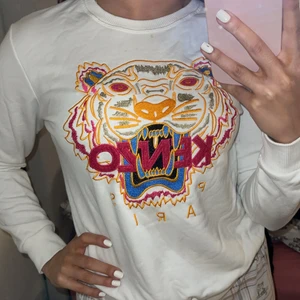 Kenzo tröja/sweatshirt strl S/M - Jättw snygg Kenzo (A kopia) färgen vit, lite smutsig men tvättar den såklart innan köpet. Sitter jätte snyggt och passar både killar och tjejer. 