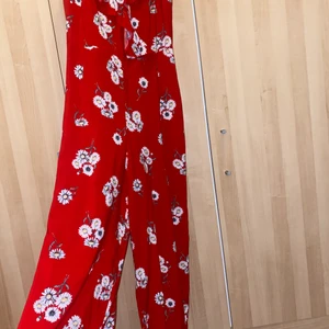 En sommar jumpsuit  - En somrig jumpsuit som aldrig är använd! Storlek 36 men mer som en 34