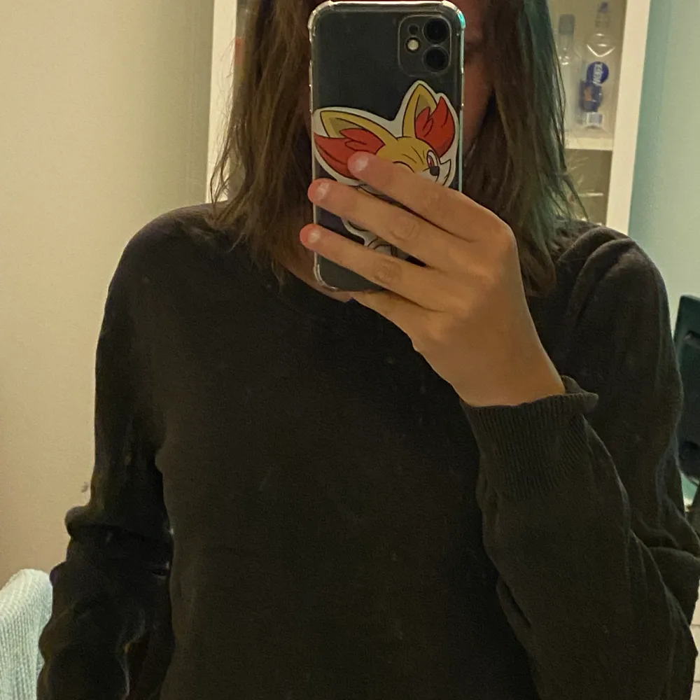 En stickad brun tröja som jag köpte på Plick för ungefär 3 månader sedan. Jag glömde bort att jag hade den hemma och är tyvärr inte min stil längre.. Tröjor & Koftor.