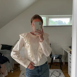 Fin krämvit blus  - Säljer denna väldigt gulliga krämvit blus från HM. Köpt för något år sedan😊 tycker den är så fin men känner ej att jag använder den tillräckligt💕 pris går att diskuteras💕💕