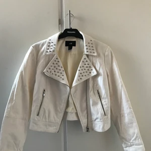 Hm jacka st 38  - Vet inte när den är köpt. Oanvänd. Köparen står för frakten