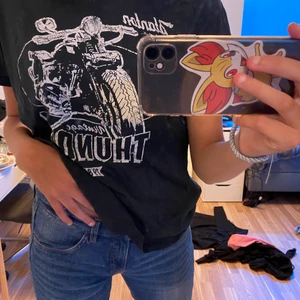 Svart T-shirt med vitt tryck - en ganska ny T-shirt som inte har används mycket då det inte är min stil. Storlek M<3