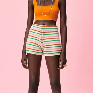 Zara slutsålda stickade randiga shorts - Säljer dessa helt nya trendiga shortsen från zara!! Köptes för 130 kr. Om fler blir intresserade så buda i kommentarerna! Storlek S, säljes då de var förstora.🥂💗😊