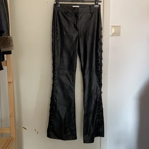Strl 38 läderbyxor med x detaljer!  - Ett par läderbyxor med detaljer på benen/rumpan. Dem går även ut lite mot fötterna. Strl: 38. Säljer pga att dem var för små! Aldrig använt, helt nya. Otroligt snygga men tyvärr försmå :( Fraktkostand går att diskutera <3