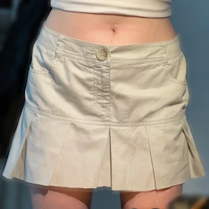 Beige esprit kjol - Jättesöt beige esprit kjol i ”vind” material vilket gör den luftig och skön på sommaren! Älskar att den är längre där bak så att man ej behöver vara rädd för att något visas! 