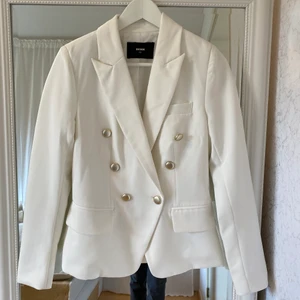 Vit kavaj storlek XS - Så fin vit kavaj ifrån Bikbok. Storlek XS. GRATIS FRAKT.