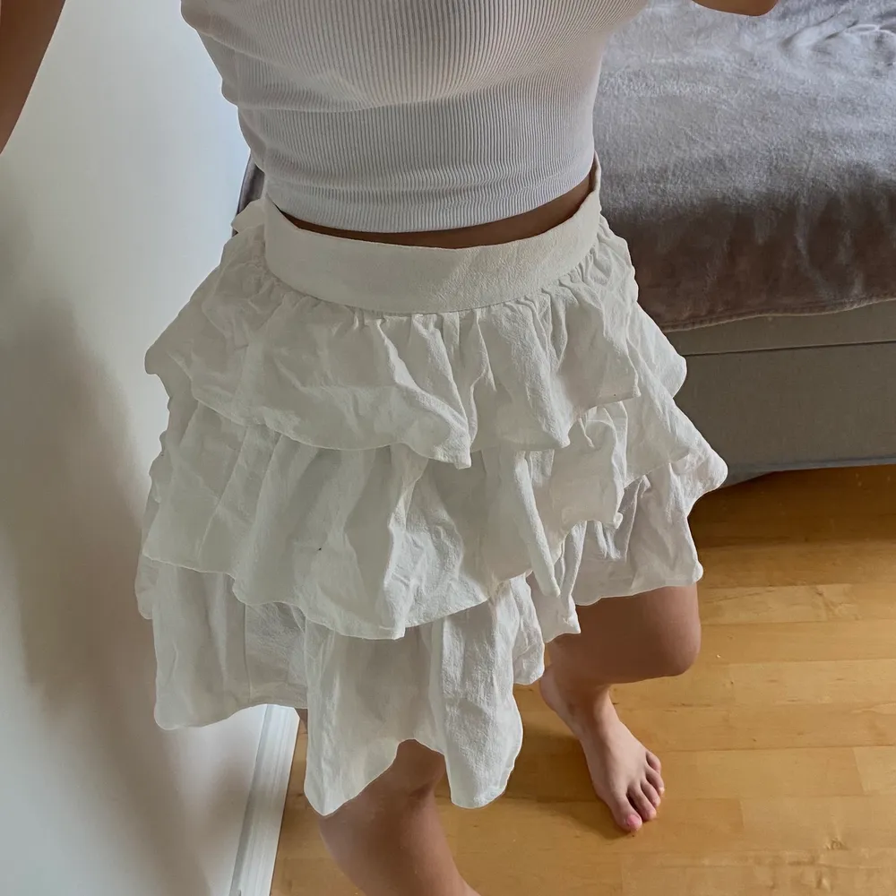 En superfin vit kjol med volanger. Endast provad. Inte alls genomskinlig och sitter superbra🤍🤍storlek small. Kjolar.