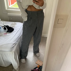 Kostymbyxor från asos strl 30/31 - Säljer dessa lågmidjade vida kostymbyxorna från asos i strl 30/31! GALET sköna och sååå snygga