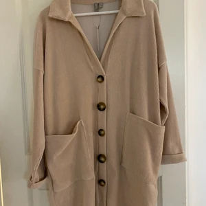 BEIGE OVERSIZE KLÄNNING - helt ny, lappar kvar, klänning i en oversize modell från ASOS. Endast testad. Säljer pga något stor på mig. Nypris 400~ 