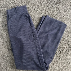 manchester byxor - skit snygga marinblåa manchesterbyxor. Säljer då de tyvärr blivit försmå. Köpare står för frakt. 