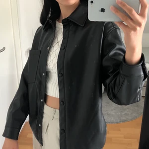 Läderjacka - Snygg läderjacka i fejkskinn i nyskick! Storlek XS i en lite oversized modell🌟