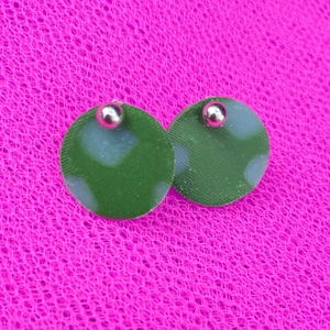 Handgjorda örhängen  - Handgjorda örhängen som är hållbara och väldig fina på. Skriv till mig om ni vill ha personaliserade smycke😉😉💕💕😚