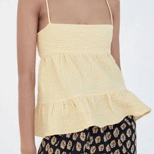 Zara topp - Säljer denna zara toppen då den inte kommer till användning! Storlek xs, jättegullig å fin nu till sommaren, har överflödigt med kläder så har bara inte använt den. Lappen är inte kvar men har nt haft på mig den när jag gått ut. Skriv privat för bilder och eller funderingar🥰 slutsåld på zara just nu iaf