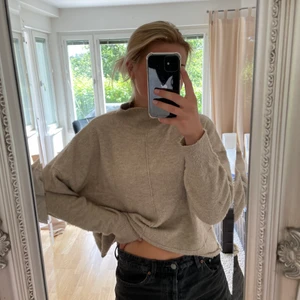 Tröja NAKD - Säljer en beige tröja från NAKD i storlek L 🤎