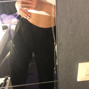 svarta kostymbyxor i strl S - Ett par svarta helt oanvända kostymbyxor i strl S! säljer dom då jag har ett par nästan lika dana. Super sköna och snygga! Köparen står för frakt
